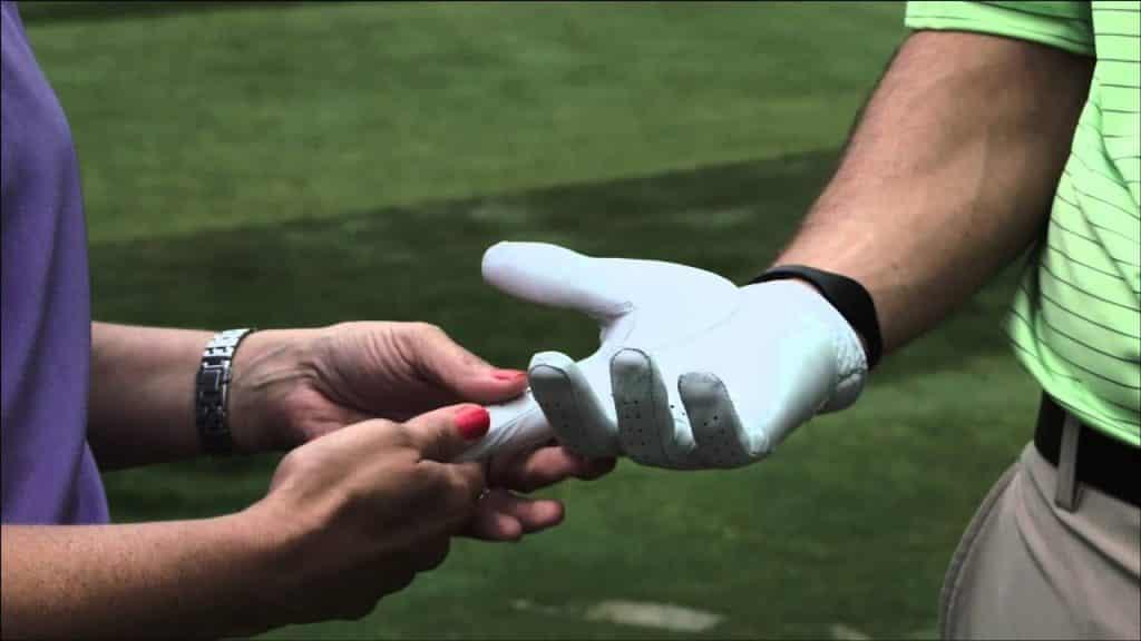 Should You Wear A Glove While Putting?
