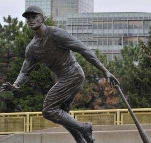 Roberto-Clemente-has-12-Gold-Gloves-during-his-career