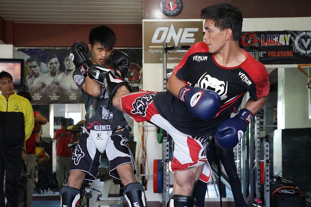 Eduard Folayang spars with a teammate