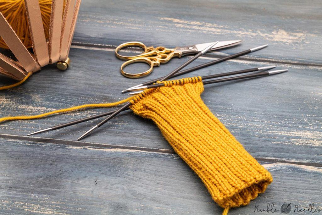 knitting the cuff of a glove with double pointed knitting needles