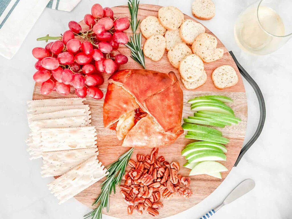 Baked brie with fruit and crackers