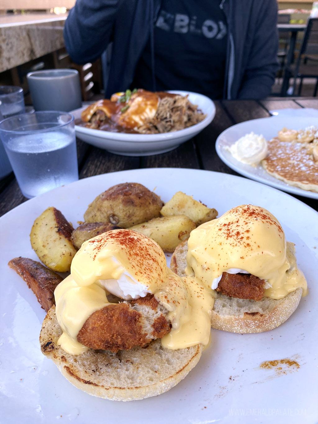 crab cake eggs benedict