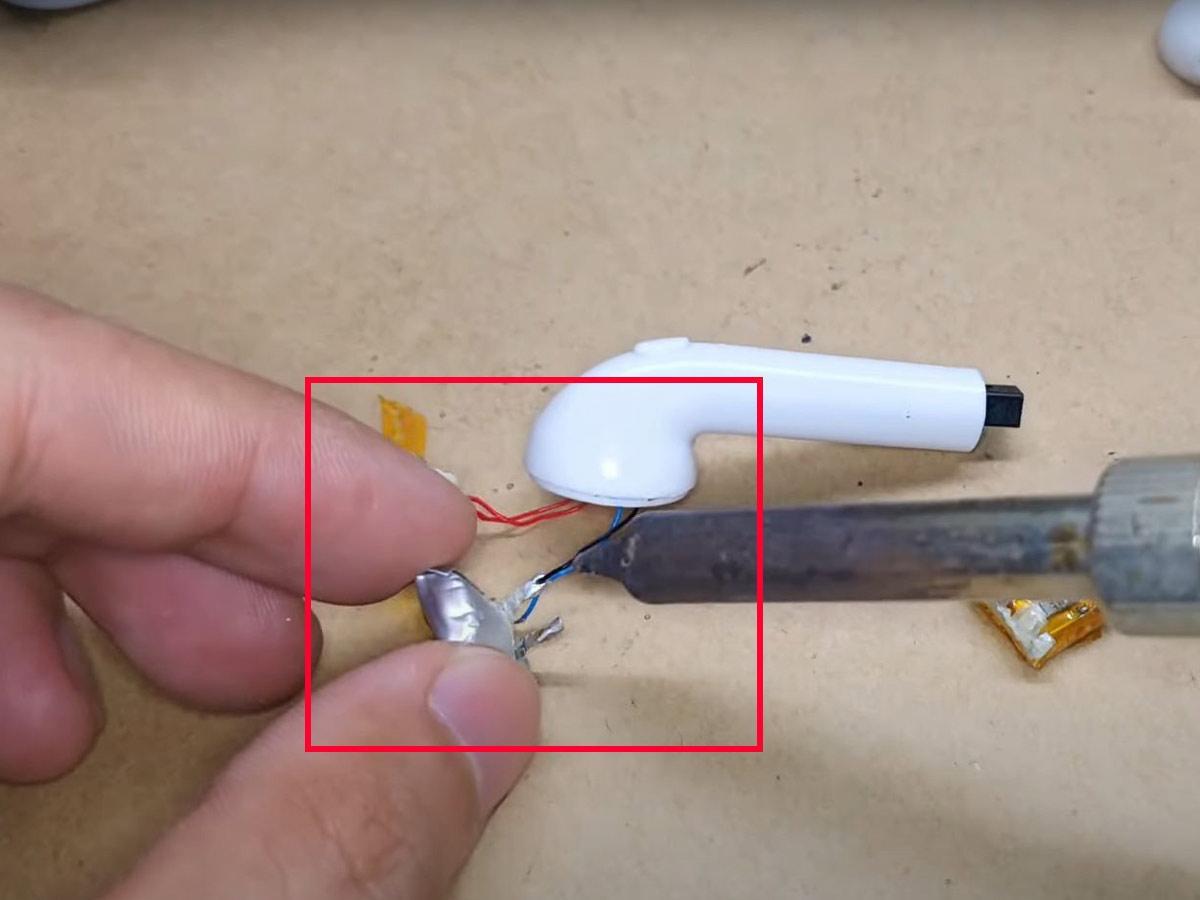 Return the internal components inside the casing. (From: Youtube/Creative & Duck)