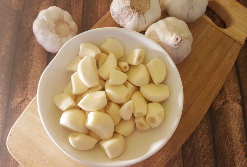 Peeled garlic cloves in a bowl