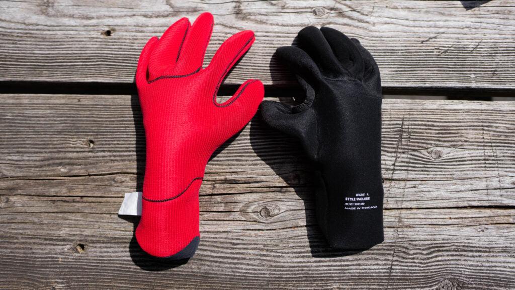 Two gloves. One with a liner and one with no liner.