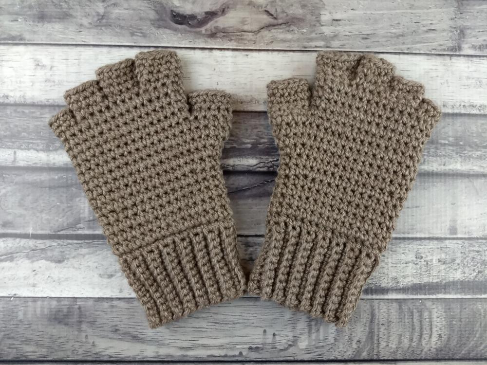 Brown-green finglerless gloves for men crocheted with thermal stitch