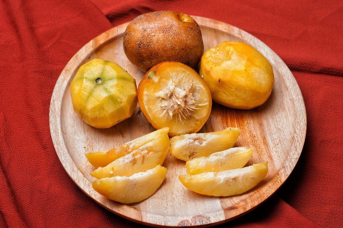 A plate of golden apple fruit, some whole, some sliced | Hurry The Food Up