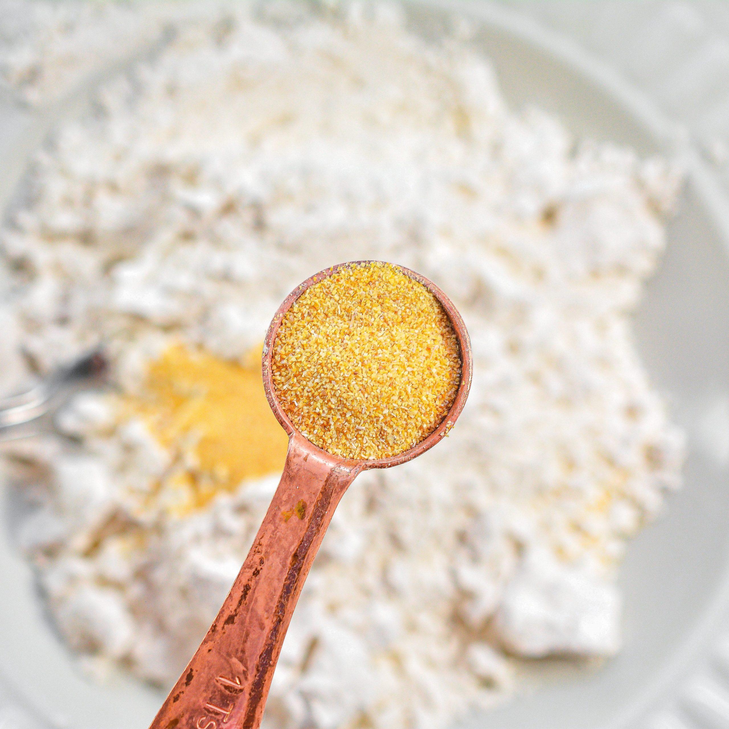 In a shallow bowl, combine 1 cup of flour, and 2 tsp garlic powder