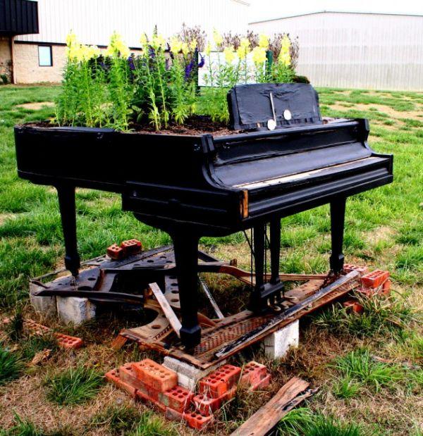old-piano-garden-flowers3