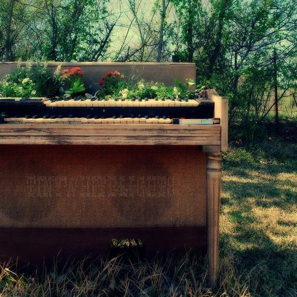 old-piano-garden-flowers4
