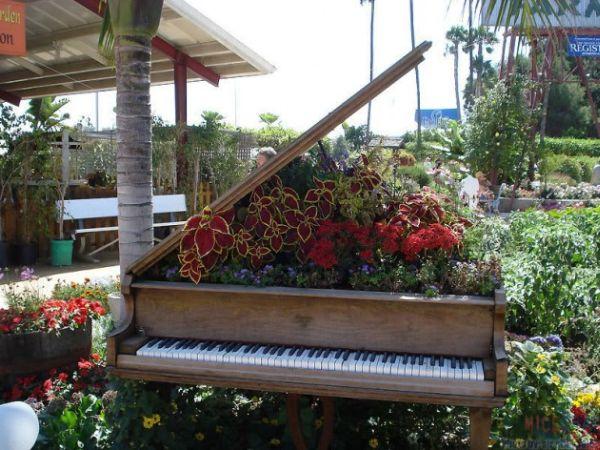 old-piano-garden-flowers5
