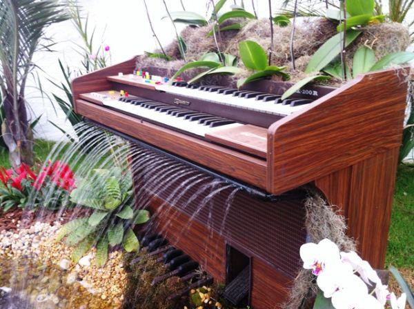 old-piano-turned-into-outdoor-fountain2