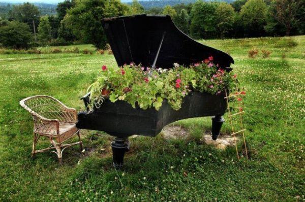 old-piano-garden-flowers
