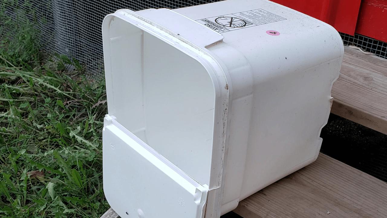 plastic bucket for nest box