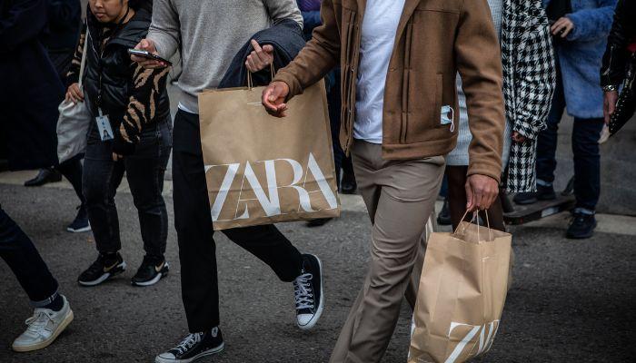 people in the crowd carrying zara shopping bags | zara upcoming sale