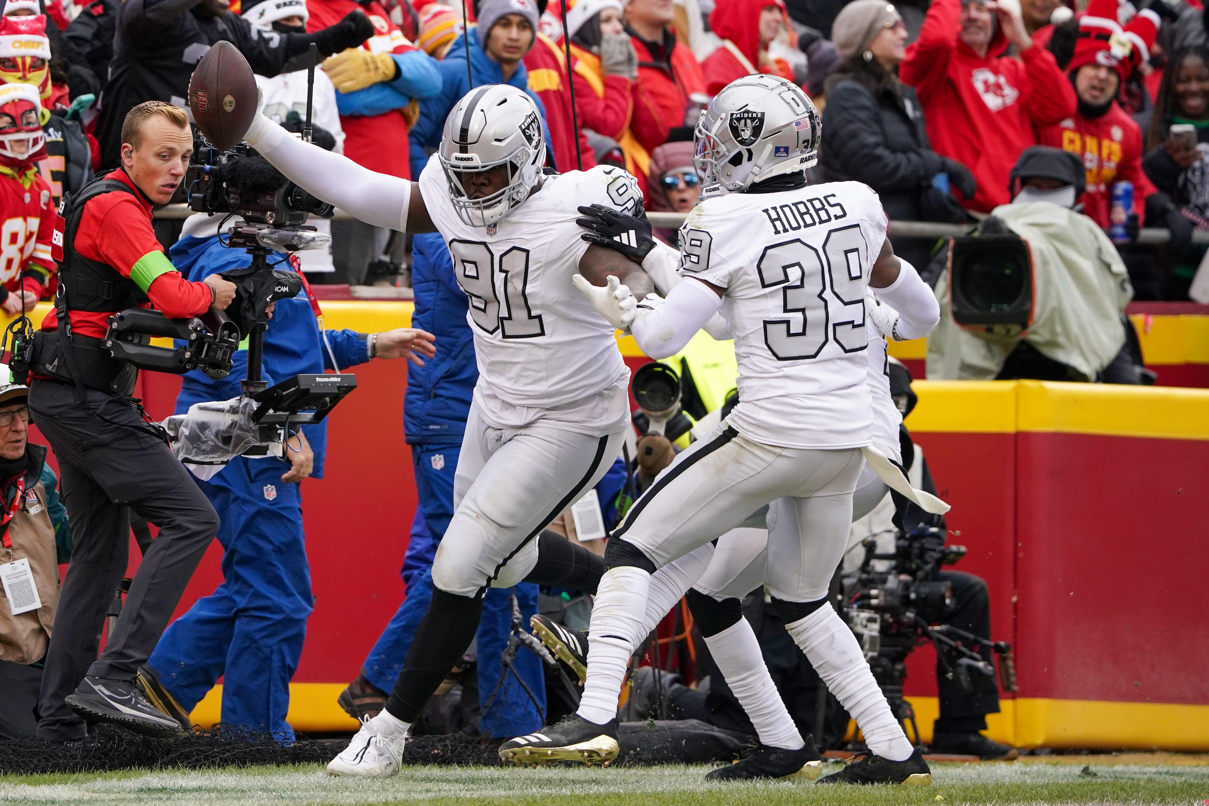 Las Vegas Raiders defensive tackle Bilal Nichols (91) scores against the Kansas City Chiefs after picking up a fumble during the first half of Monday