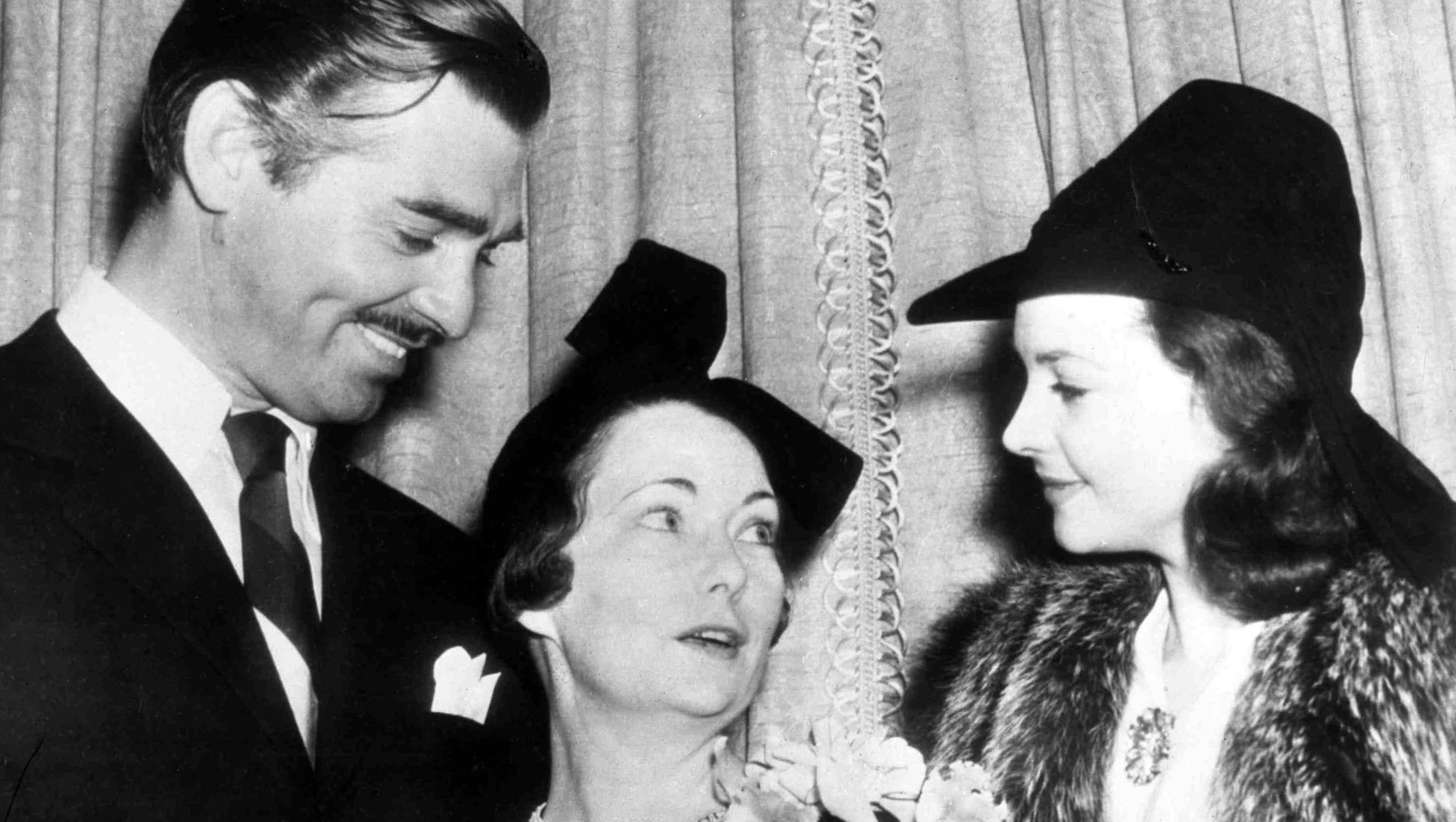 Mitchell flanked by GWTW stars Clark Gable and Vivien Leigh.
