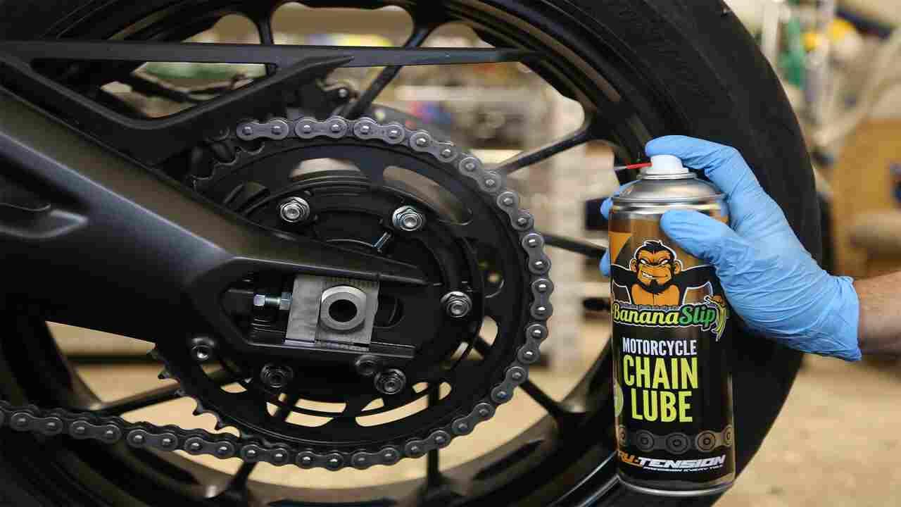 Protects Chain And Gears From Corrosion And Friction