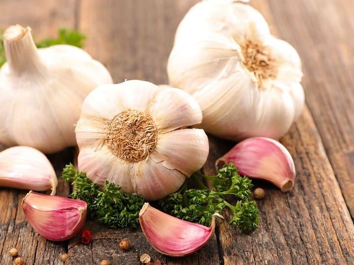 When should you throw garlic away