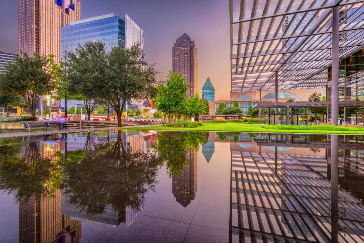Dallas City Hall and sign - Texas News, Places, Food, Recreation, and Life.