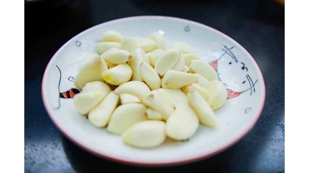 How To Cut Sticky Garlic