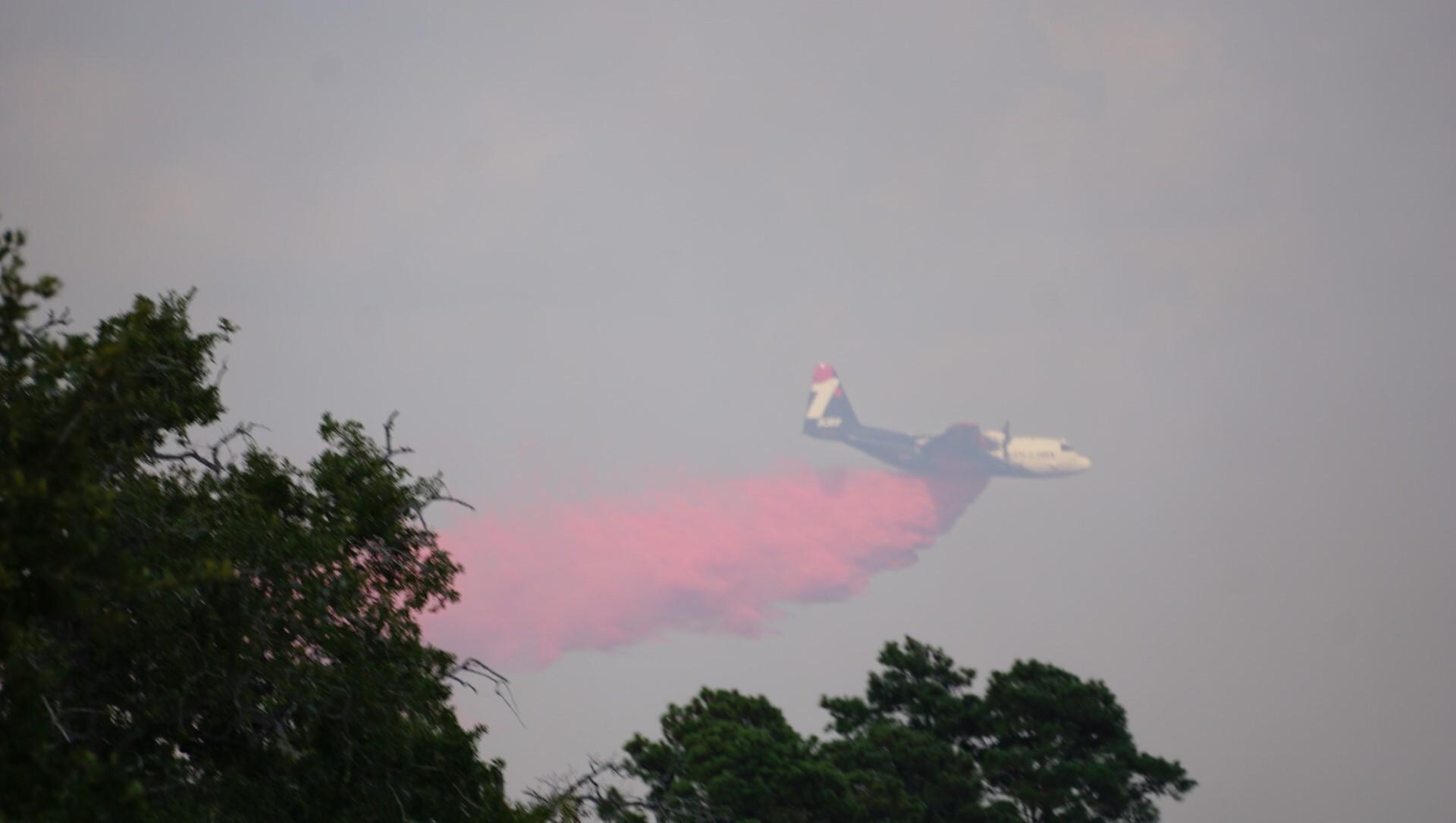 Airtanker drops retardant on Powder Keg Pine fire in Bastrop County on Aug. 1, 2023 (Courtesy Shaley Klumker)