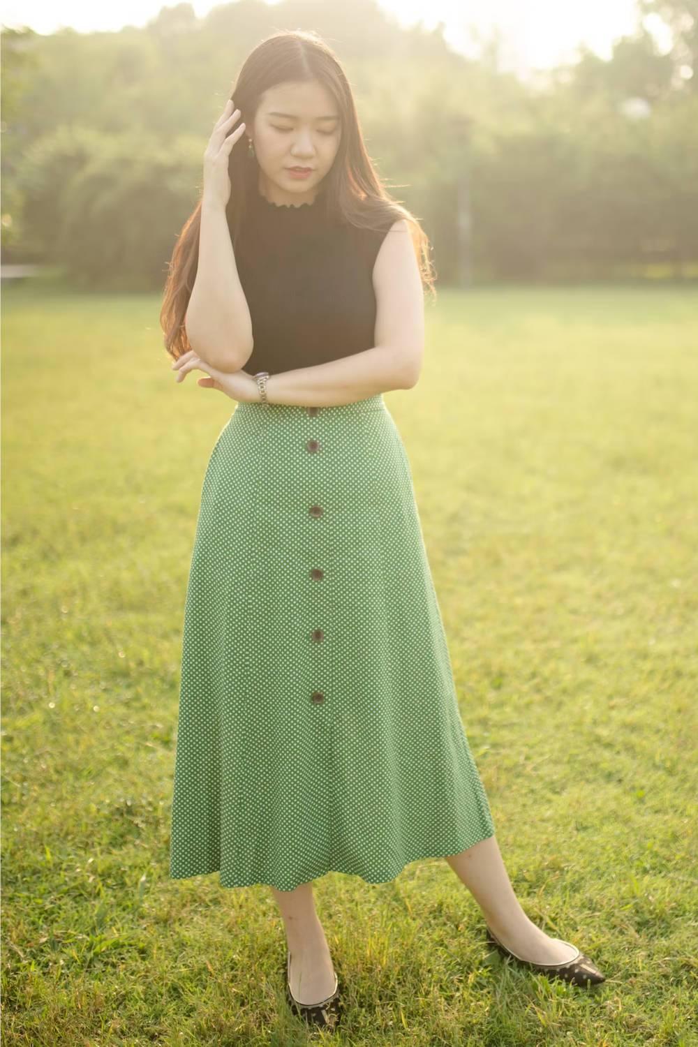sleeveless top green skirt outfit