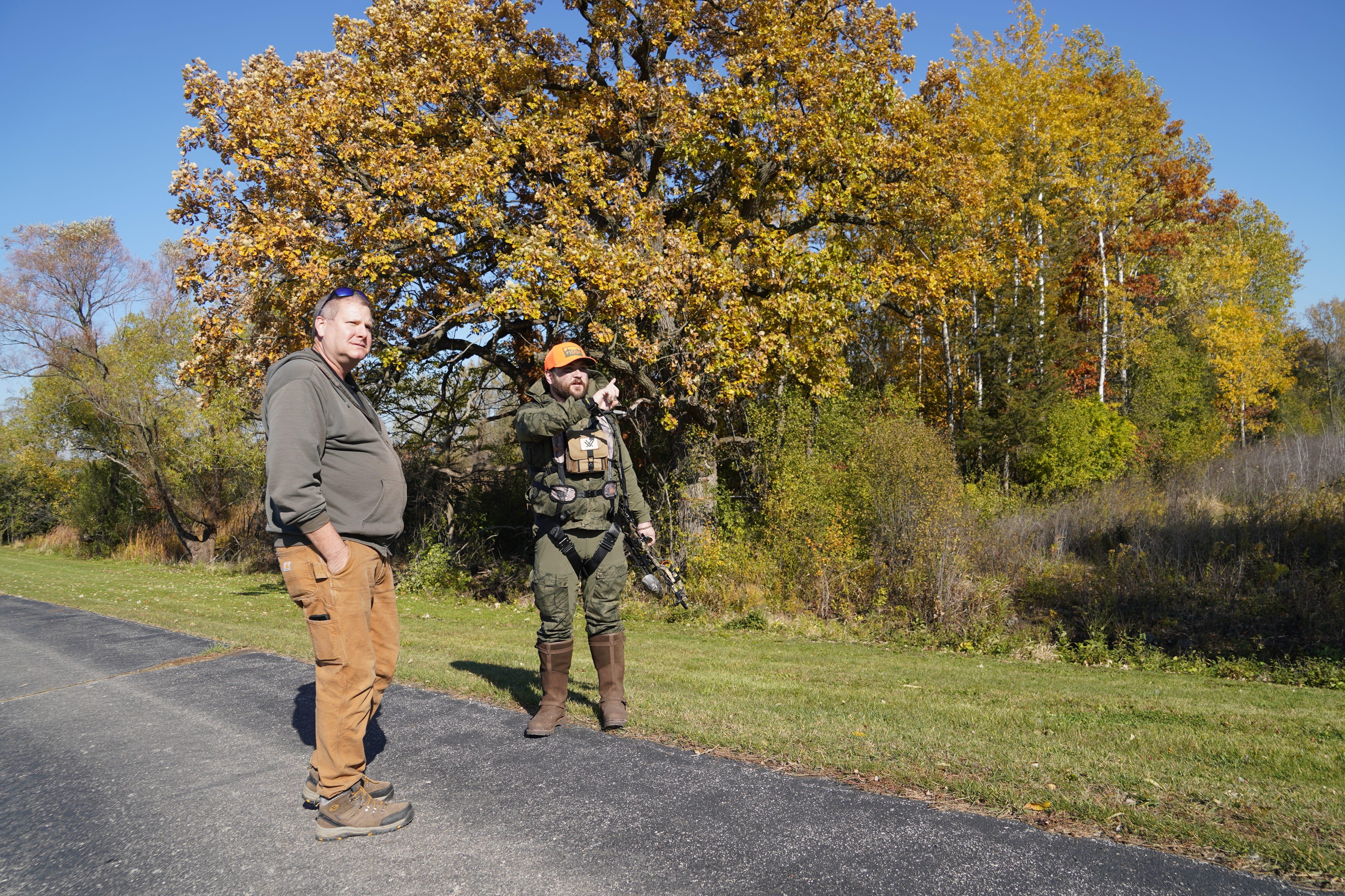 Jim Marsh, left, a member of the Delafield Deer Management Committee, talks with Dylan Baxter, a bowhunter participating in the city