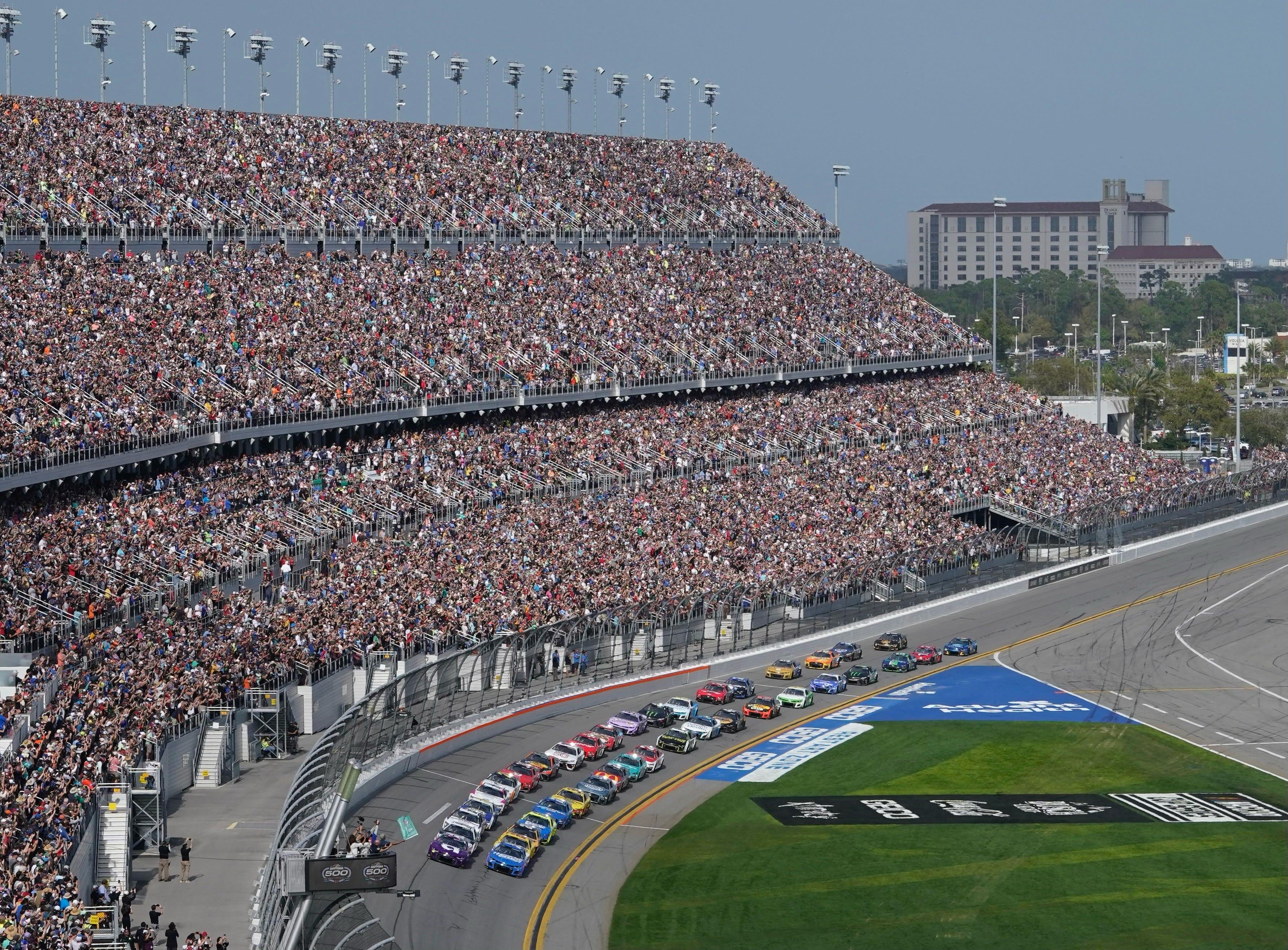 Kyle Busch (18) leads brother Kurt Busch (41) during the Daytona 500.