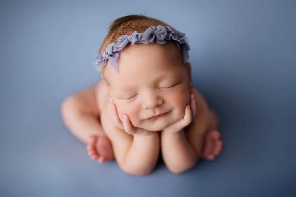 What poses can my 4 week old newborn do