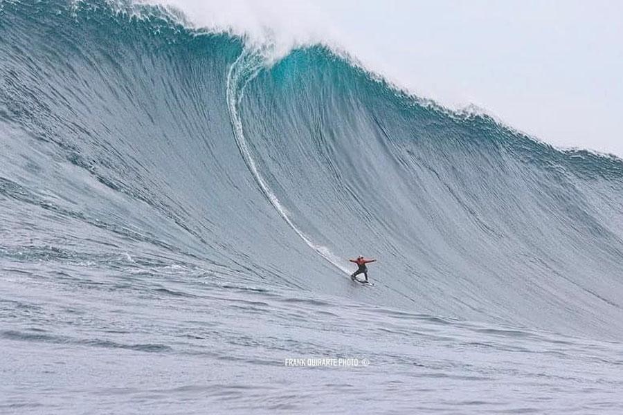 Cortes Surfing Wave