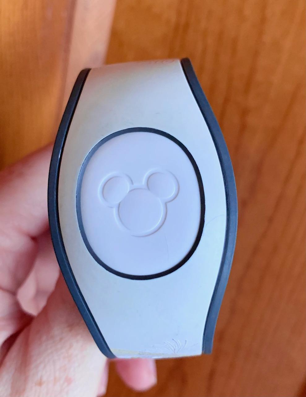 how to remove puck from magic band