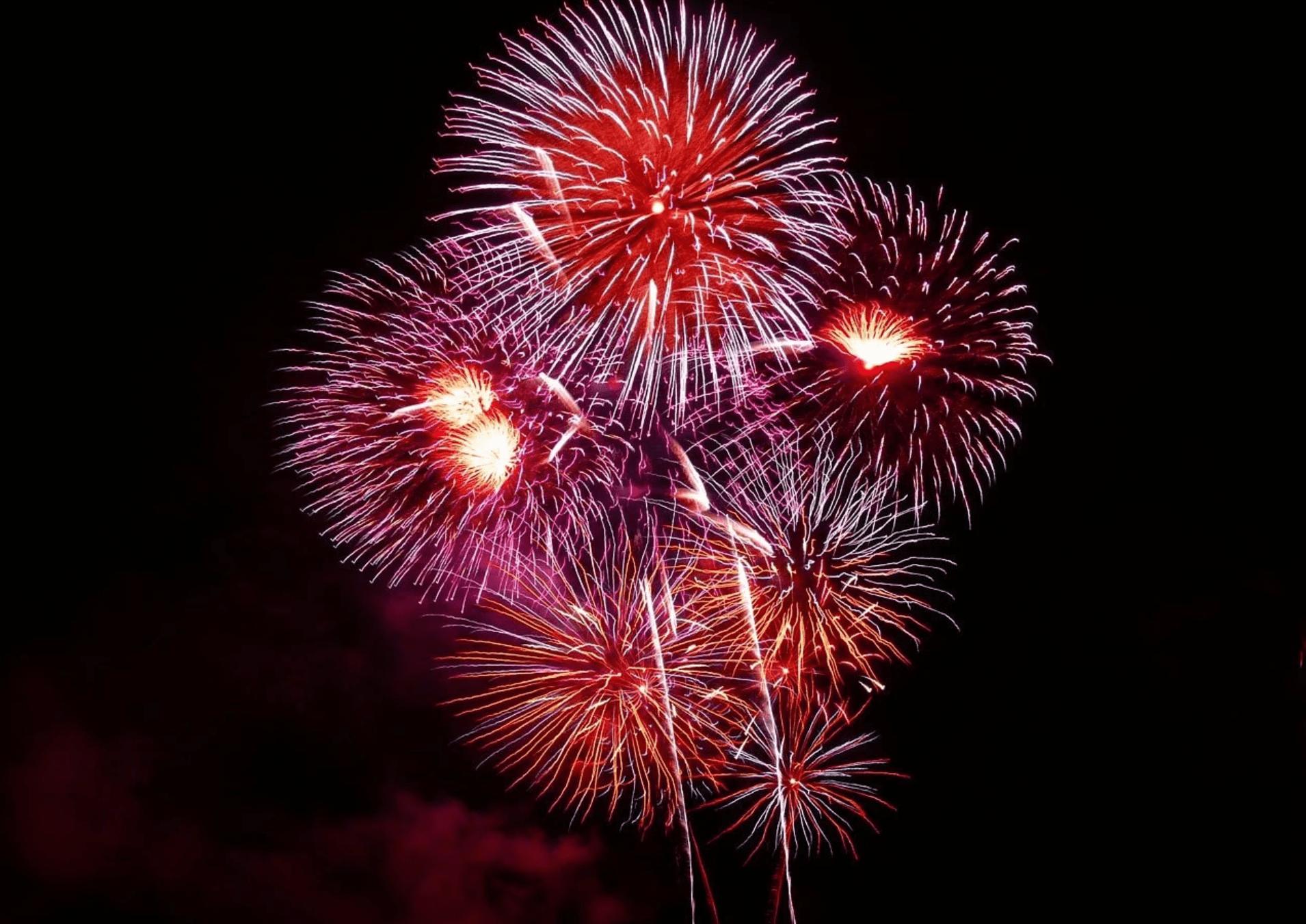 4th of July Orlando: image of fireworks bursting in the sky to celebrate Independence Day