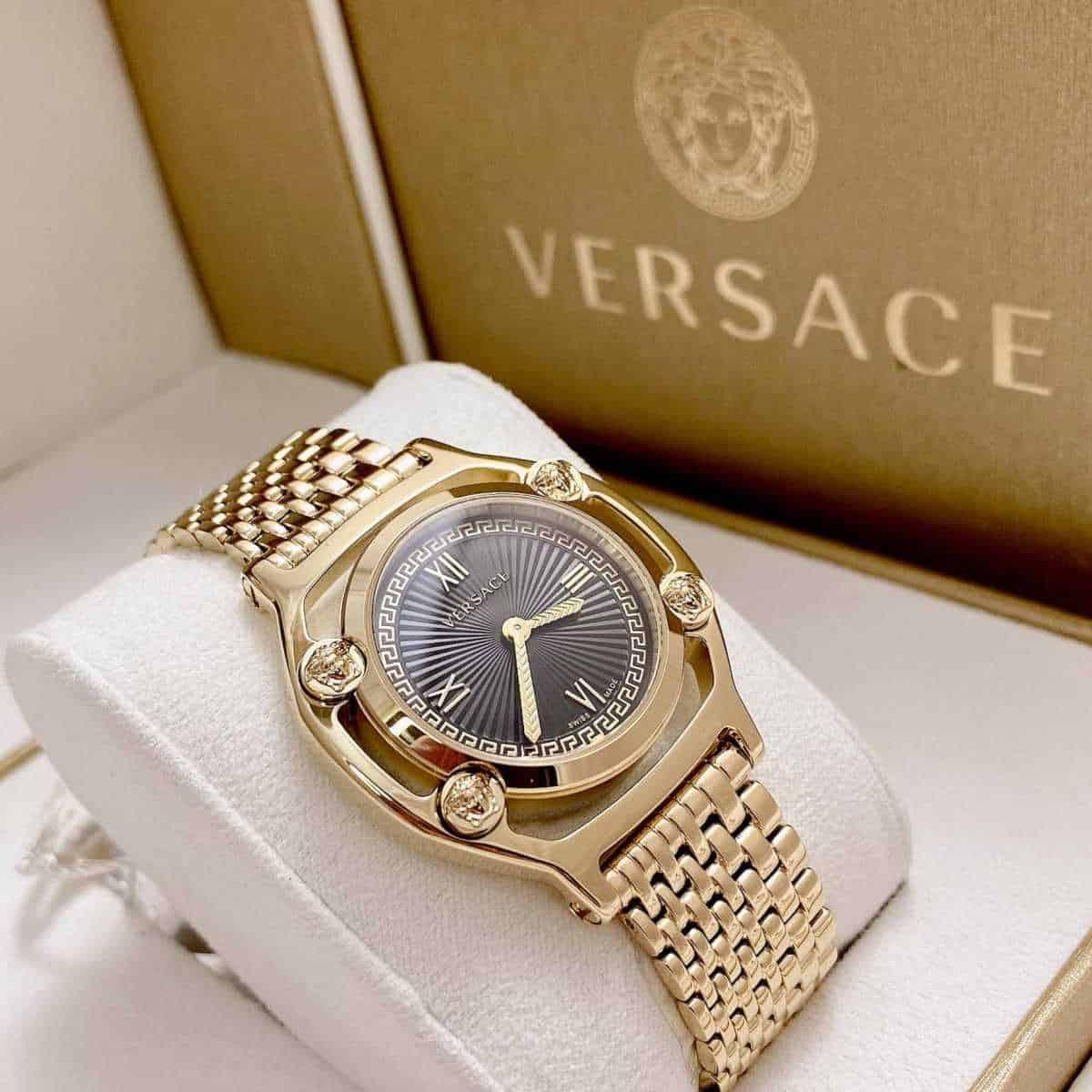 Đồng hồ Versace với bộ máy Thụy Sĩ bền bỉ, được hoàn thiện bởi chất liệu cao cấp.