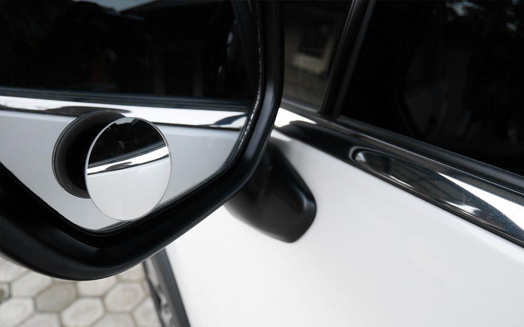 function of a blind spot mirror