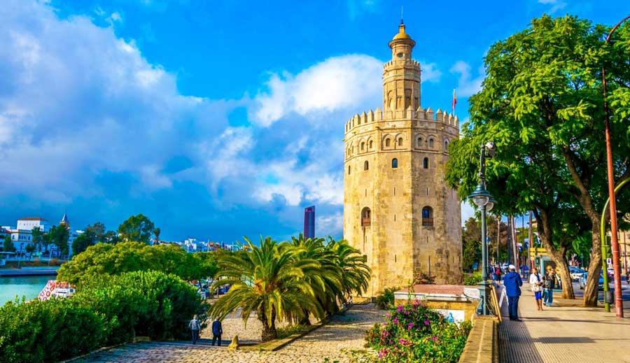 The Torre Del Oro under the clear blue sky