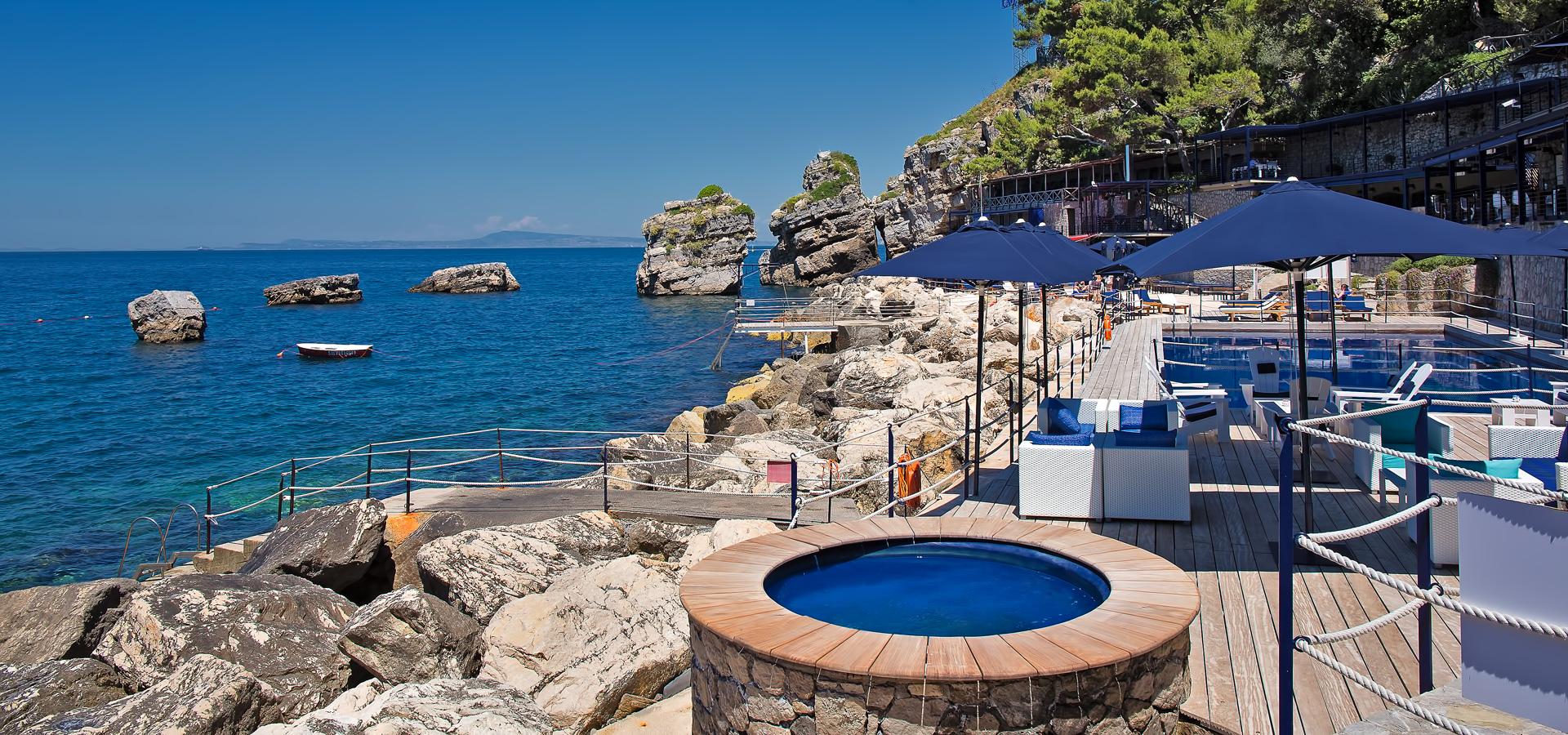 Les bulles de mer, a beach hotel with heated pool in Occitanie France. The pool kept its vintage 80's look. It's heated and perfect for family holidays in France.