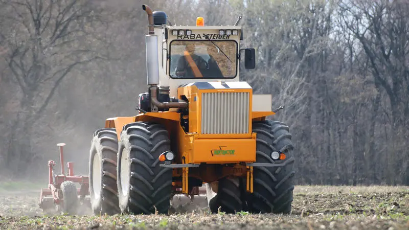 Huntractor RÃ¡ba 4WD articulated tractor preparing field