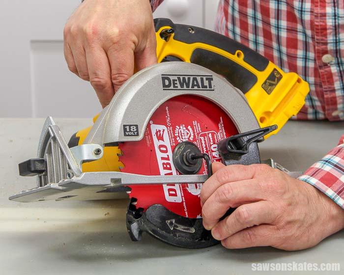 Learn how to change a circular saw blade! Weâ€™ll see which direction to install the blade, how to tighten the blade, what size blade you need and more!