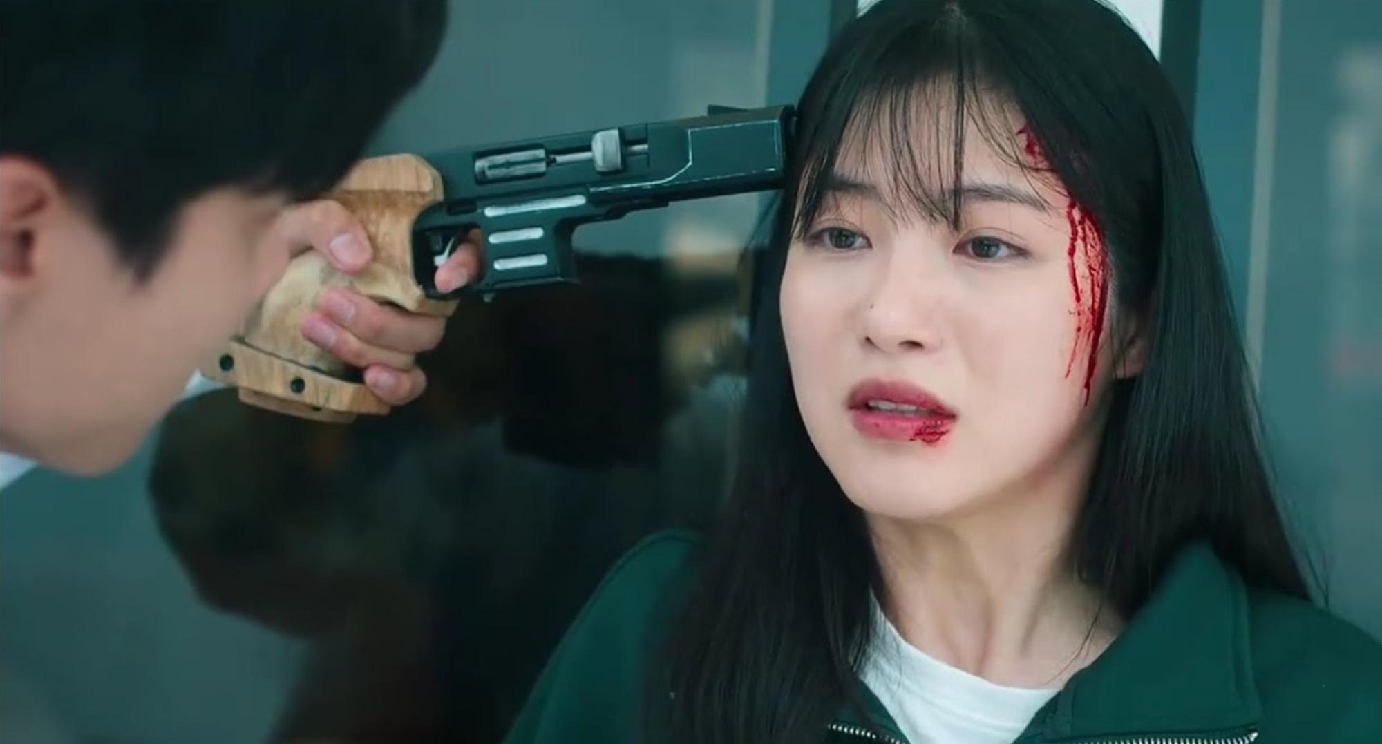 Chan-mi held at gunpoint by Jae-jin in
