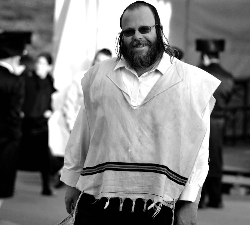 Hasidic man wearing tzitsis garment