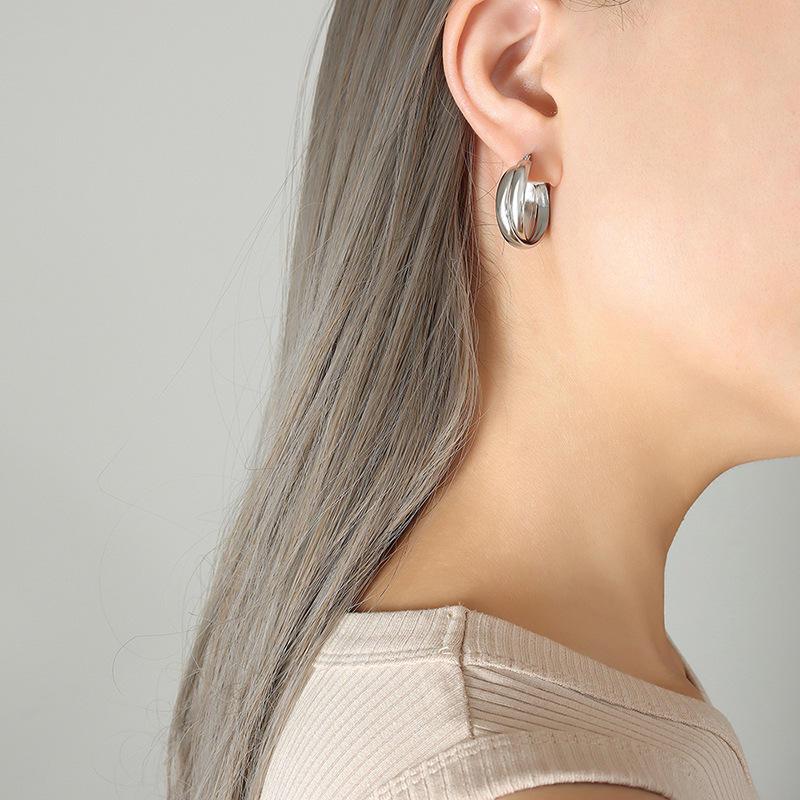 Tips for preventing and managing ear itching from earrings.