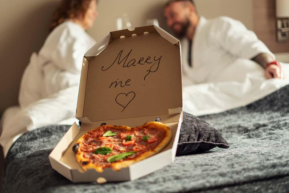 Marry me, lettering on pizza box
