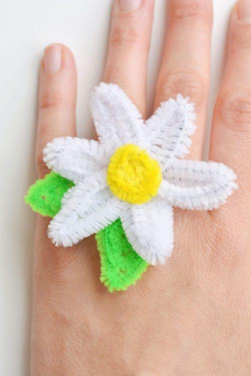 40+ Awesome Pipe Cleaner Crafts - Pipe Cleaner Daisy Rings