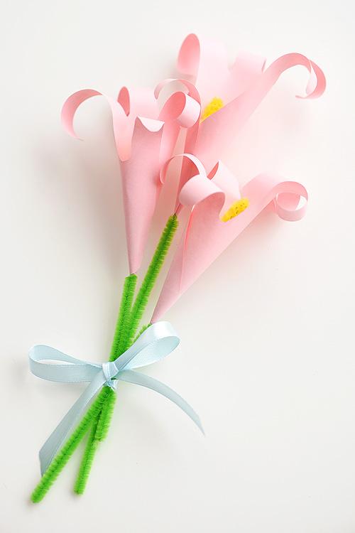 40+ Awesome Pipe Cleaner Crafts - Handprint Lilies