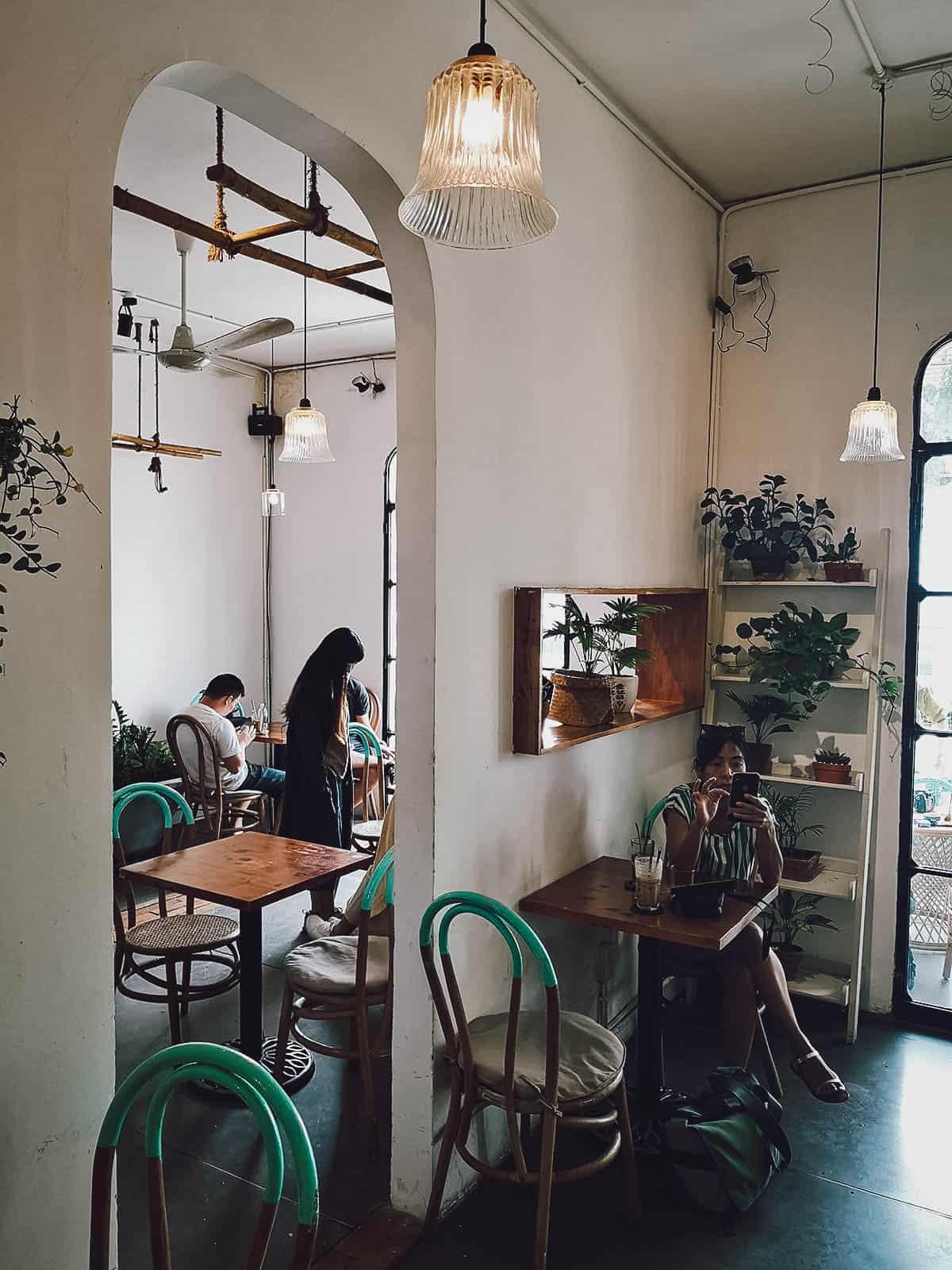 Saigon Oi interior