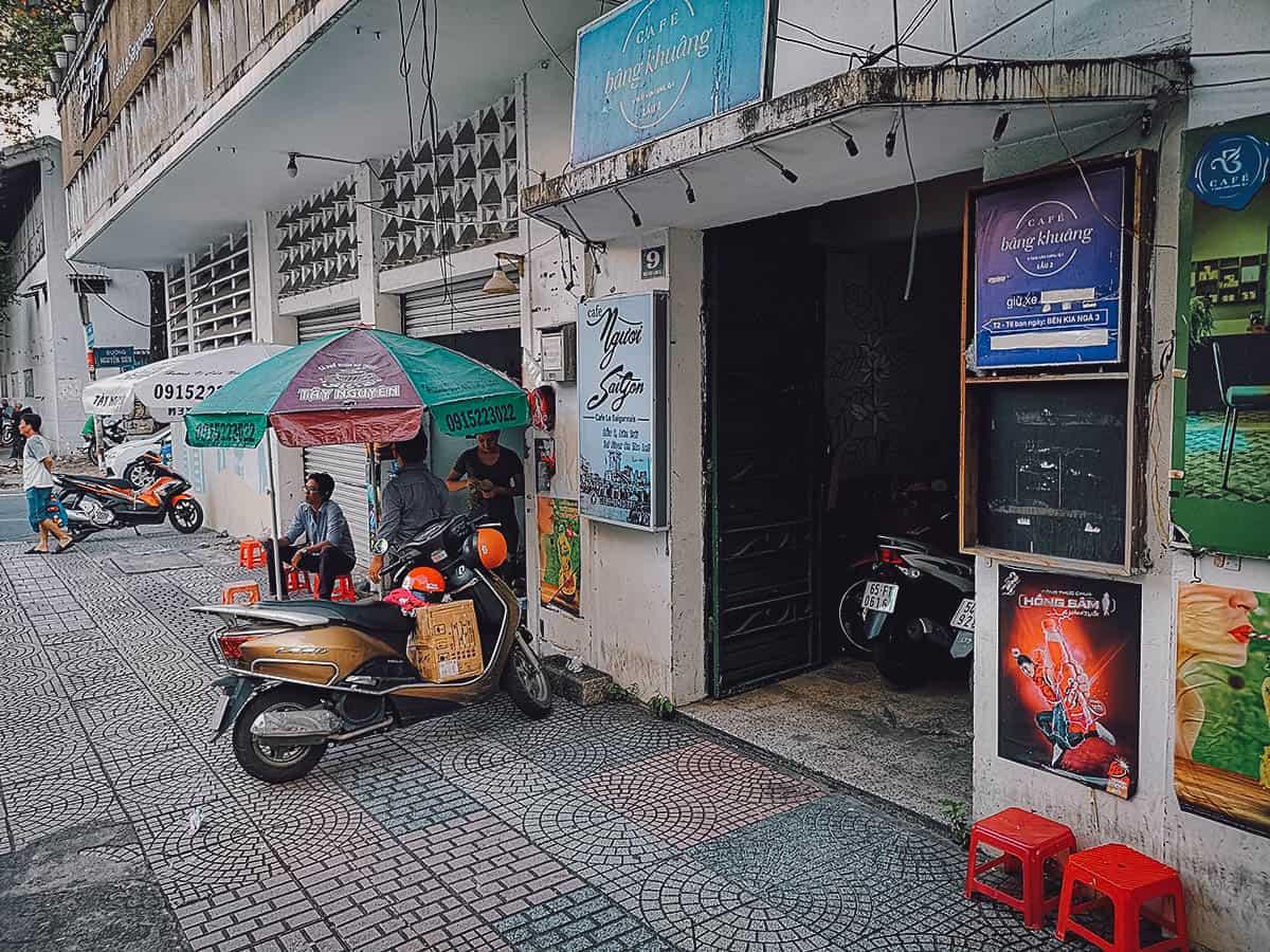 Entrance to Thai Van Lung building