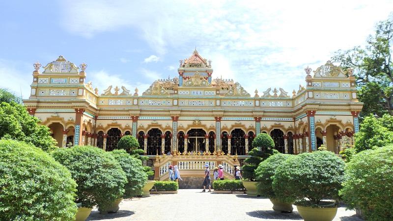 Mekong river tour vinh trang temple