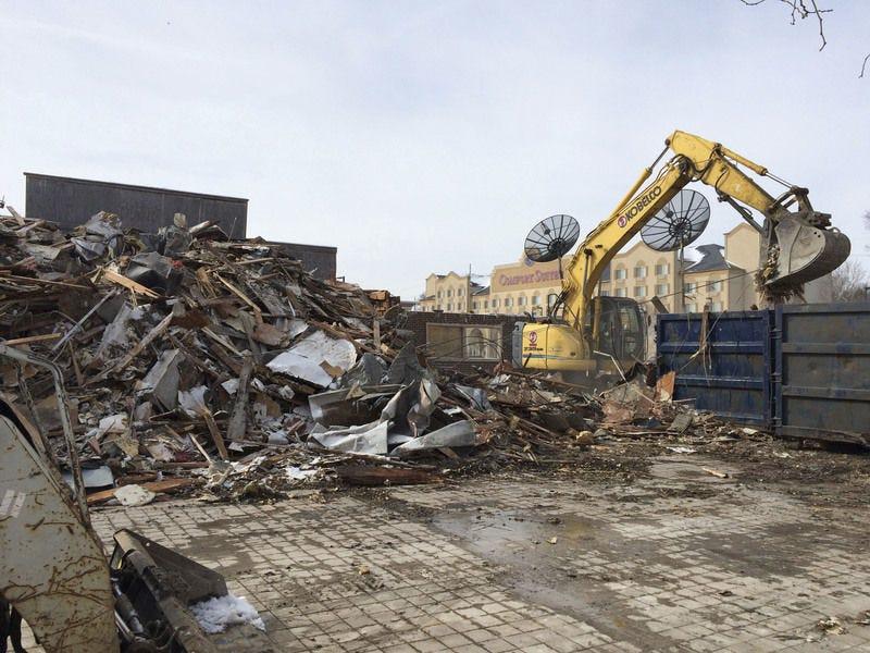 The former j Willy’s barbecue restaurant was torn down on Tuesday on Indiana 933 in South Bend. The building has been vacant since 2008. SBT Photo/HEIDI PRESCOTT