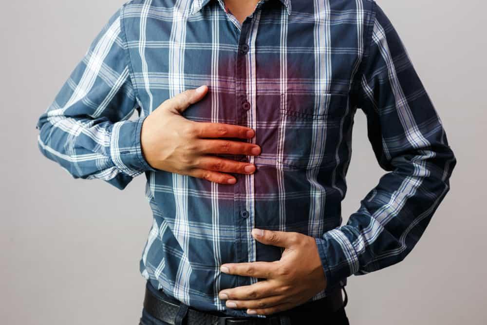 Men have symptoms of burning sensation in the middle of the chest caused by acid reflux